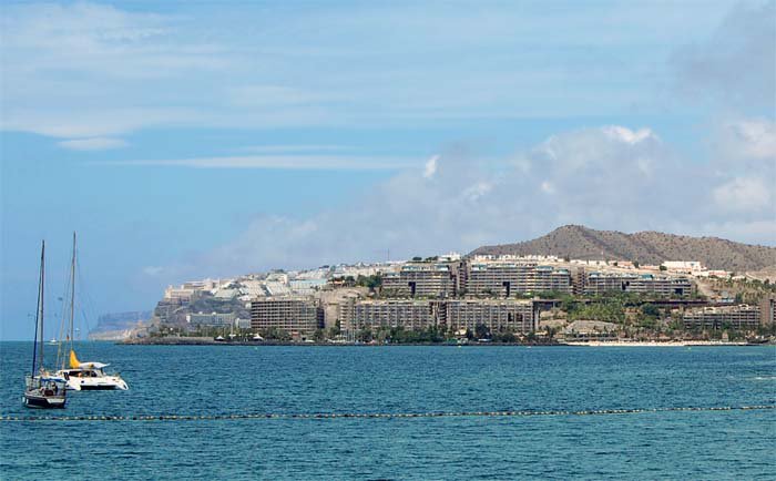 Anfi del Mar sett fra Arguineguin sentrum.